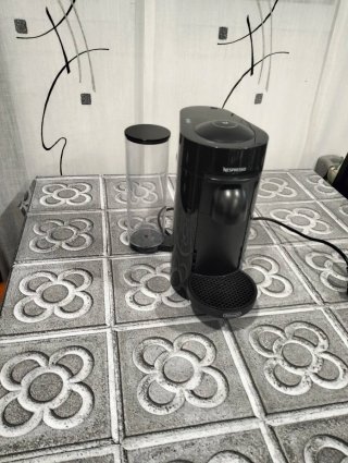 Cafetera Nespresso Vertuo Plus Negra