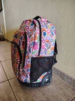 Mochila con ruedas y diseño dulce