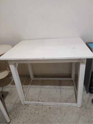Mesa de escritorio blanca de madera