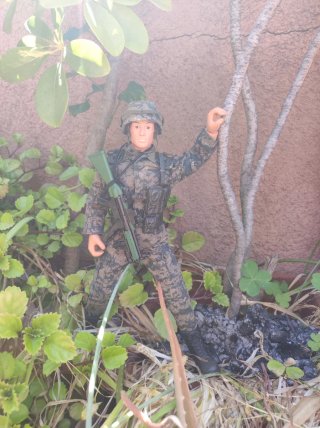 Geyperman militar con chaleco y casco