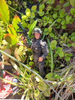 Geyperman militar con chaleco y casco