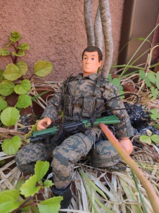Geyperman militar con chaleco y casco