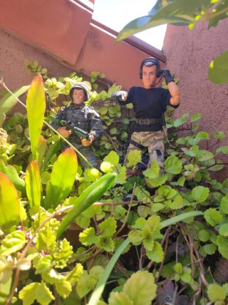 Geyperman militar con chaleco y casco