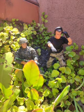 Geyperman militar con chaleco y casco