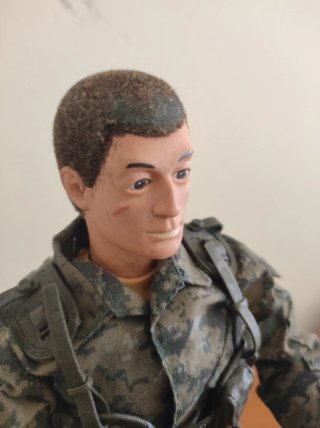 Geyperman militar con chaleco y casco