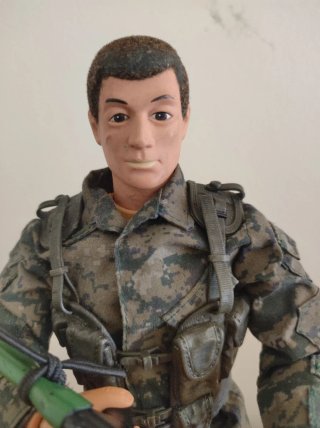 Geyperman militar con chaleco y casco
