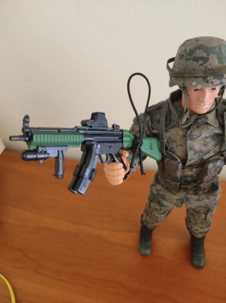 Geyperman militar con chaleco y casco