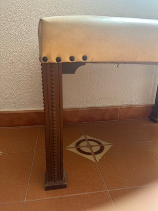 Reposapiés de piel y madera