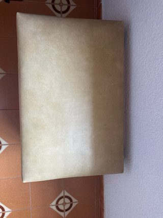 Reposapiés de piel y madera