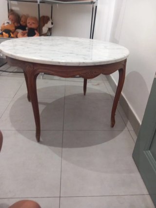Mesa redonda mármol y madera.