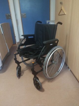 Silla de ruedas nueva sin usar con reposapies ind.