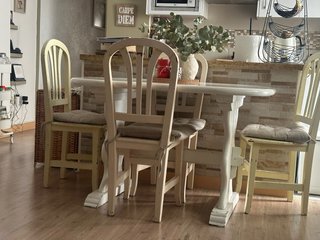 Mesa y 4 sillas madera pino maciza pintadas