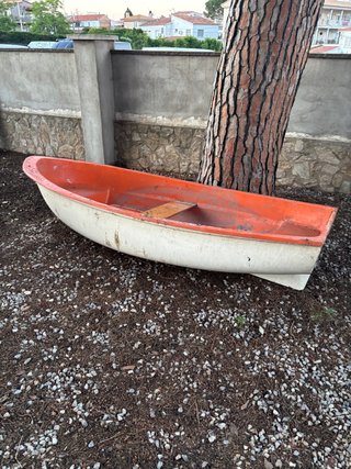 Barca o bote de pesca naranja