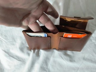 Cartera de piel con grabado