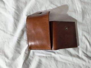 Cartera de piel con grabado