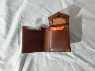 Cartera de piel con grabado