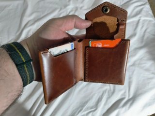 Cartera de piel con grabado