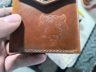 Cartera de piel con grabado