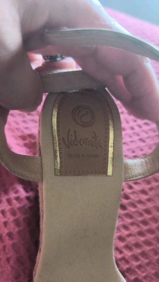 Sandalias doradas de fiesta