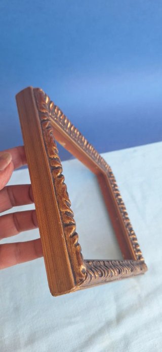 Marco de madera con grabado dorado