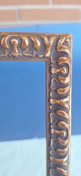 Marco de madera con grabado dorado