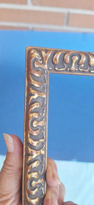 Marco de madera con grabado dorado