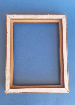 Marco de madera con grabado dorado