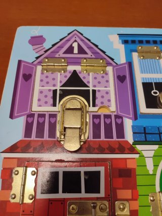 Tablero de pestillos Melissa & Doug en buen estado