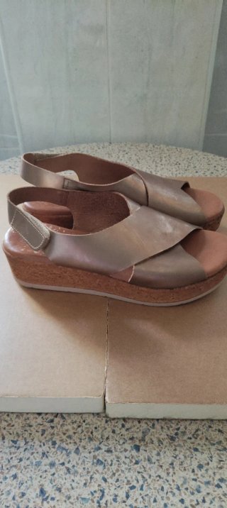Lote 3 pares zapatos: azul marino dorados y blanco
