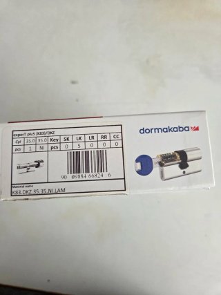 Dos hojas de puerta metálica