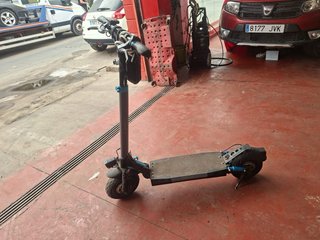 Patinete eléctrico con luces y control