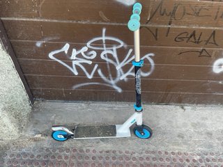 Patinete infantil azul y gris