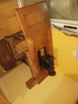 Máquina de coser Alfa antigua con maletín