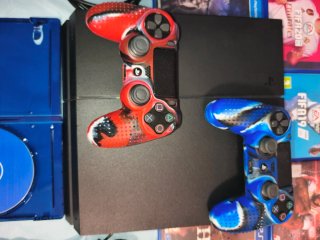 Consola PS4 + 5 Juegos + 2 Mandos+ 2 fundas nuevas
