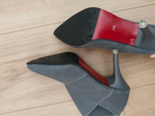Zapatos de tacón grises y rojos talla 36-37