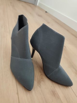 Zapatos de tacón grises y rojos talla 36-37