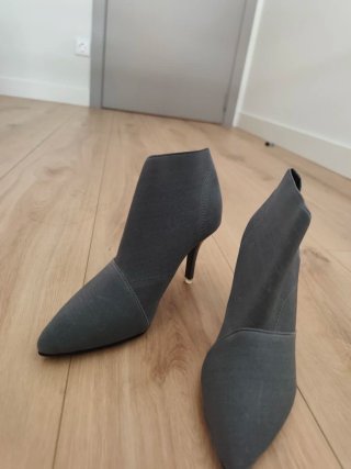 Zapatos de tacón grises y rojos talla 36-37