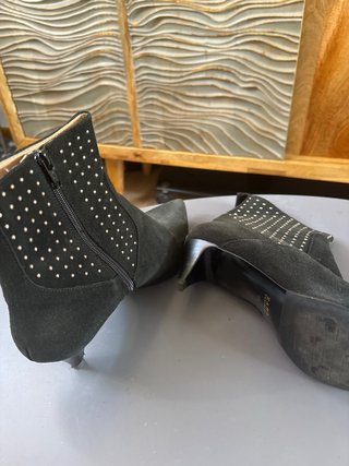Botines negros ante tachuelas zara