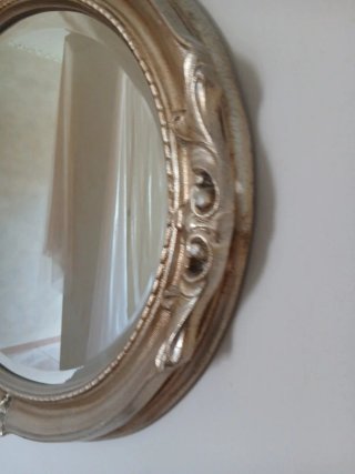 Specchio ovale con cornice dorata