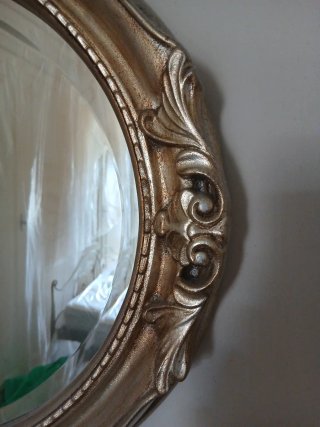 Specchio ovale con cornice dorata