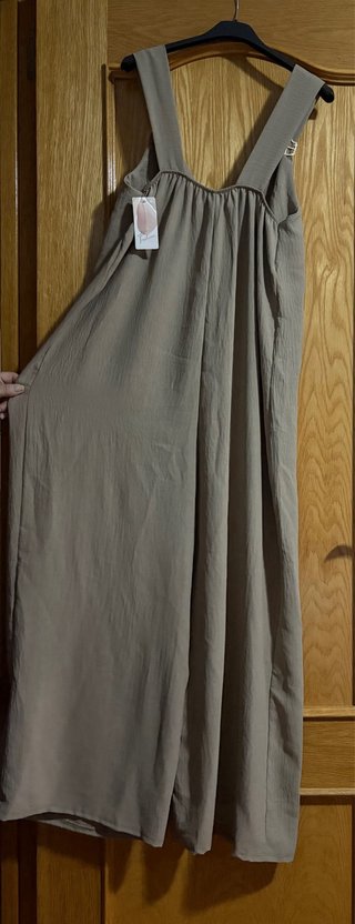 Mono entre beige y gris, sin estrenar, talla única