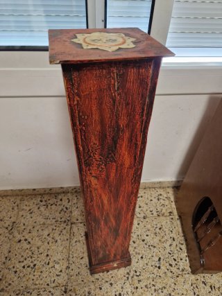 Estantería de madera decorada, vintage.