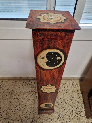 Estantería de madera decorada, vintage.