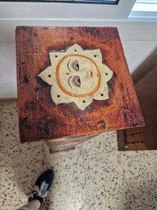 Estantería de madera decorada, vintage.