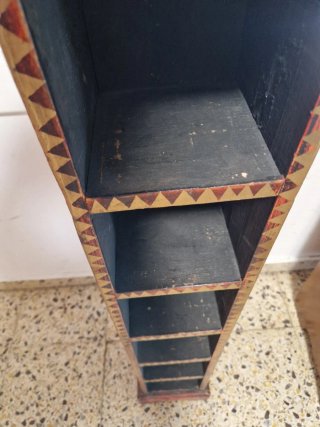 Estantería de madera decorada, vintage.