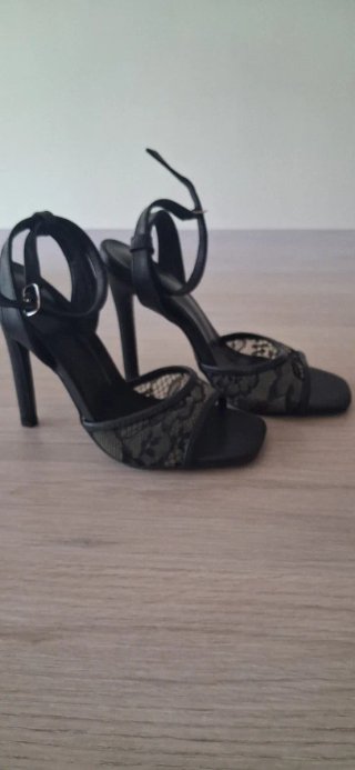 Sandalias negras con encaje