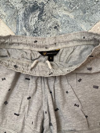 Pantalones cortos grises con estampado