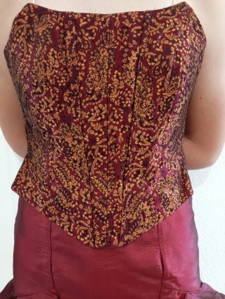 Conjunto corpiño y falda fiesta dorado y granate