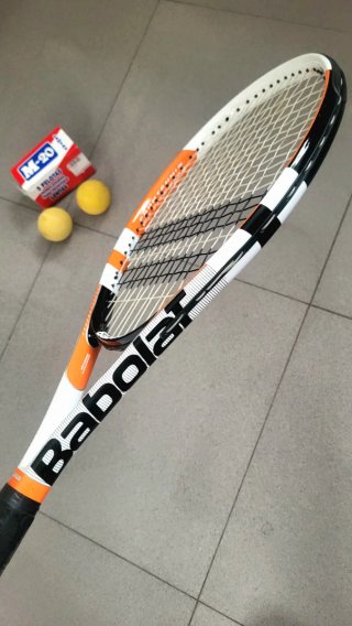 Raqueta Babolat con funda y pelotas
