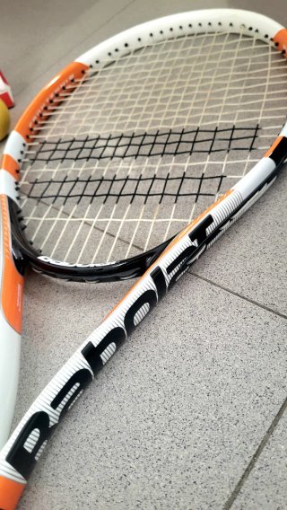 Raqueta Babolat con funda y pelotas
